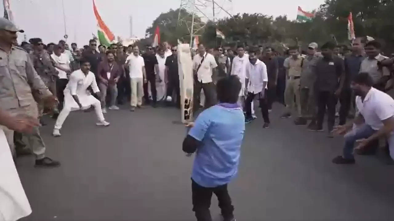 Rahul Gandhi played cricket during India Jodo Yatra