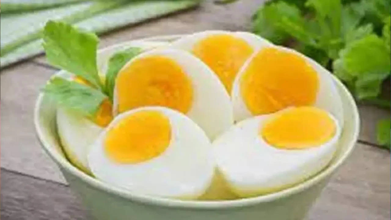 Real Vs Fake Eggs: धड़ल्ले से हो रही प्लास्टिक के अंडे की बिक्री, ऐसे करें असली और नकली में पहचान