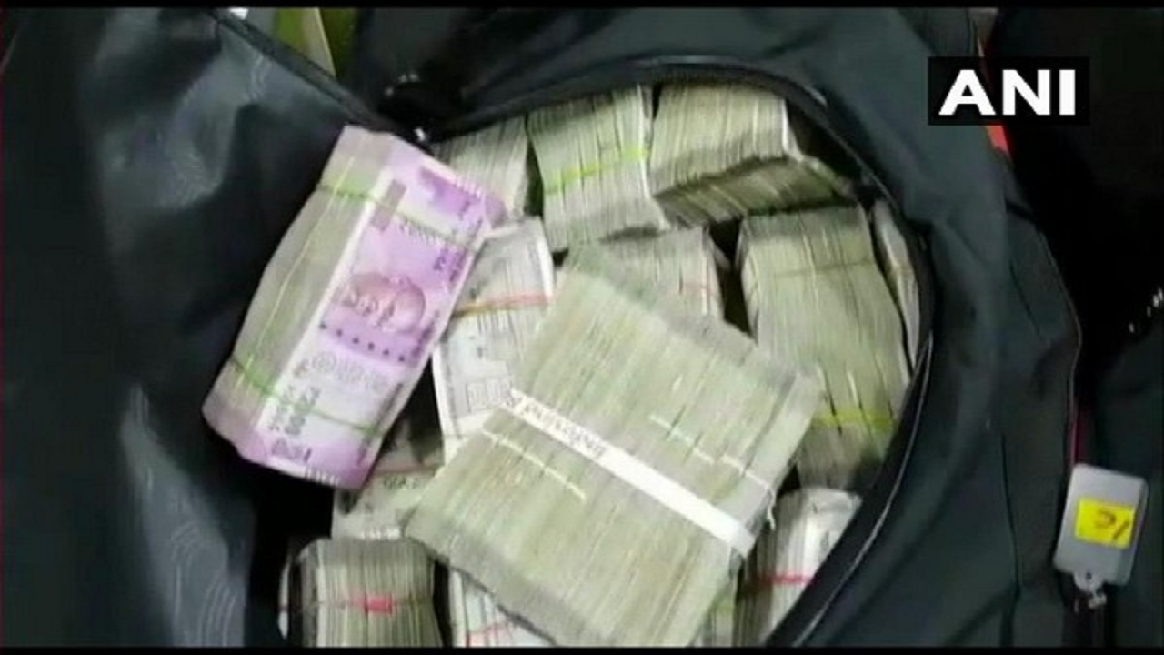 cash recovered in noida