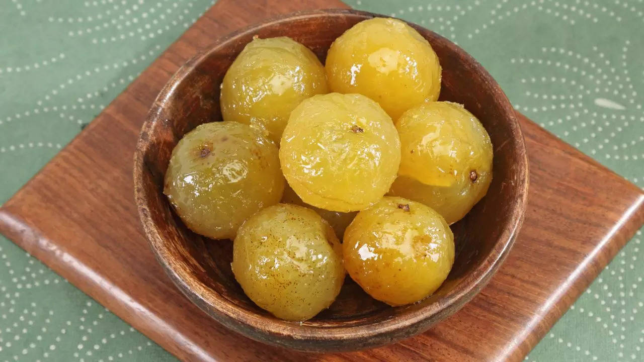 Amla Murabba Recipe: सर्दी में लें सेहत भरा स्वाद, बिना चीनी और गुड़ से घर पर ही बनाएं टेस्टी आंवला मुरब्बा