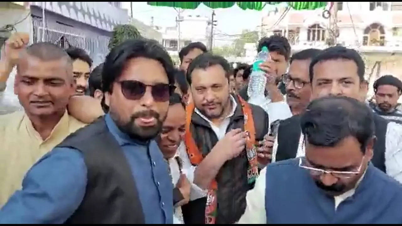 Azam Khan media incharge fasahat ali khan shanu joins bjp in rampur ...