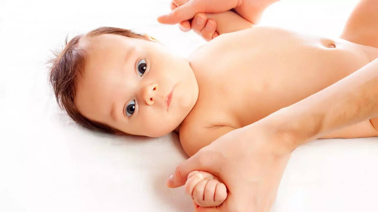 Baby Massage Oils: बच्चों की मसाज के लिए बेस्ट हैं ये 5 तेल, अच्छी ग्रोथ में भी करते हैं मदद