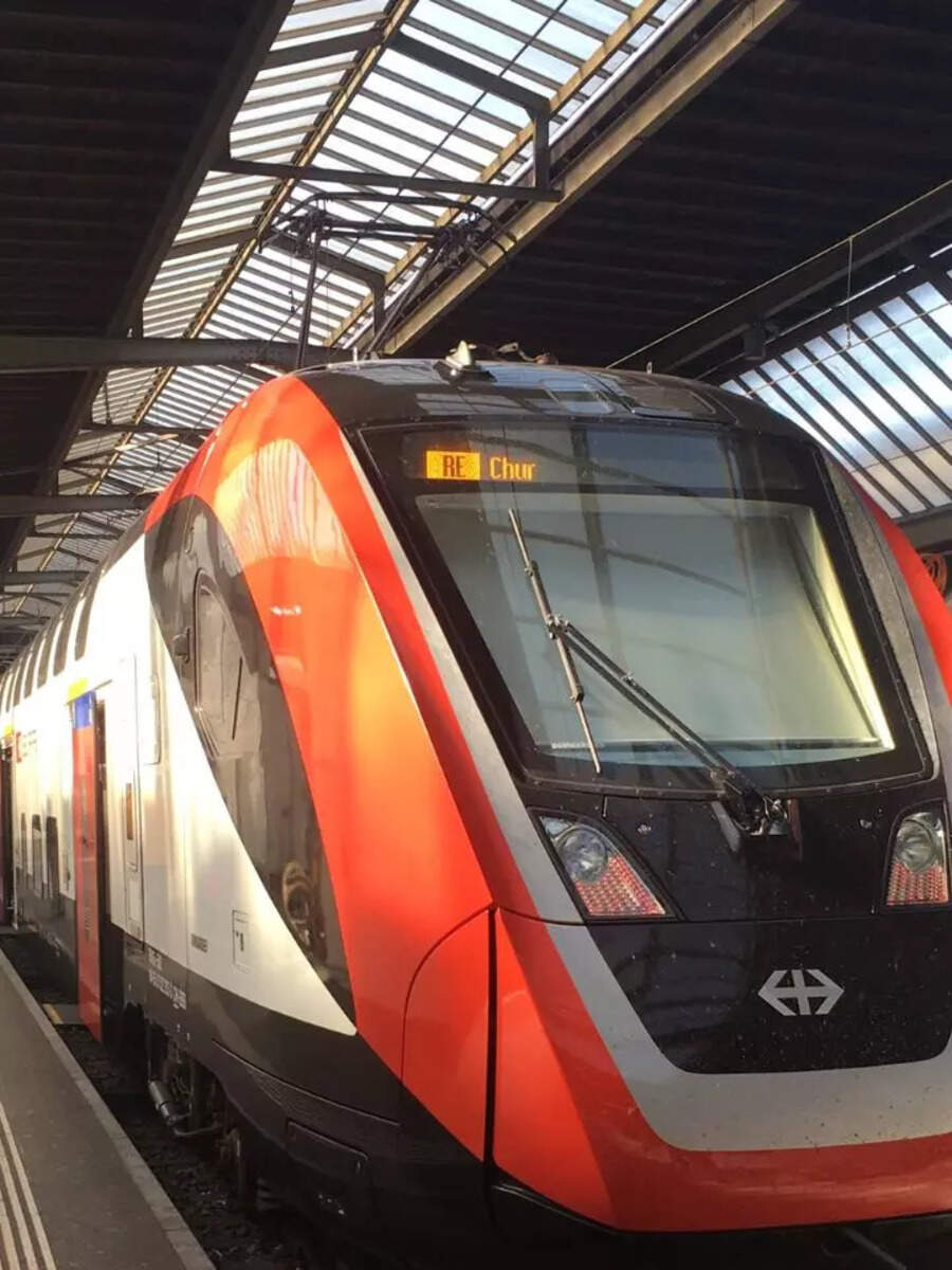 Tilting Train बाइक की तरह झुक कर चलेगी ट्रेन, जानें कब कर सकेंगे सफर