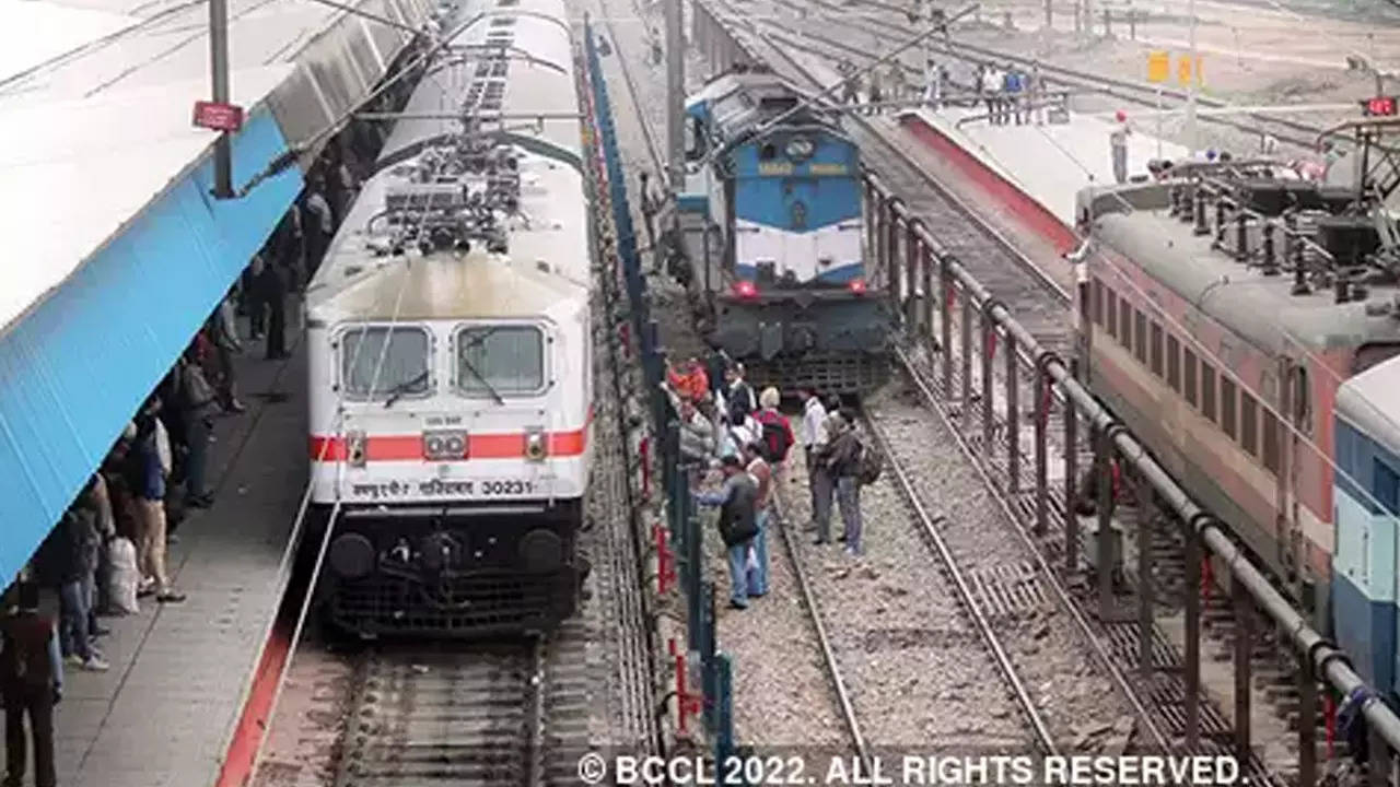 Indian Railway Destination Alert: सफर के दौरान लें चैन की नींद, स्टेशन आने पर खुद जगाएगा रेलवे