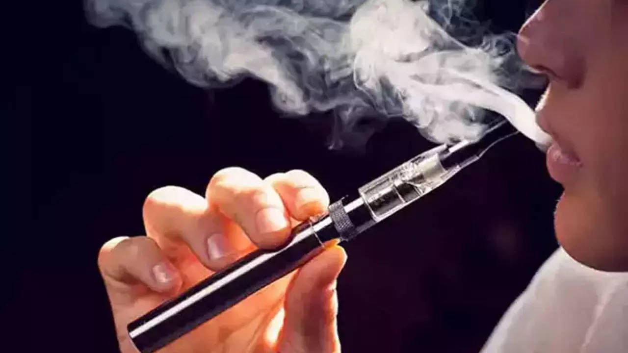 क्या सिगरेट से कम नुकसानदायक है E-cigarettes? जानें ई सिगरेट से जुड़े मिथ और सच