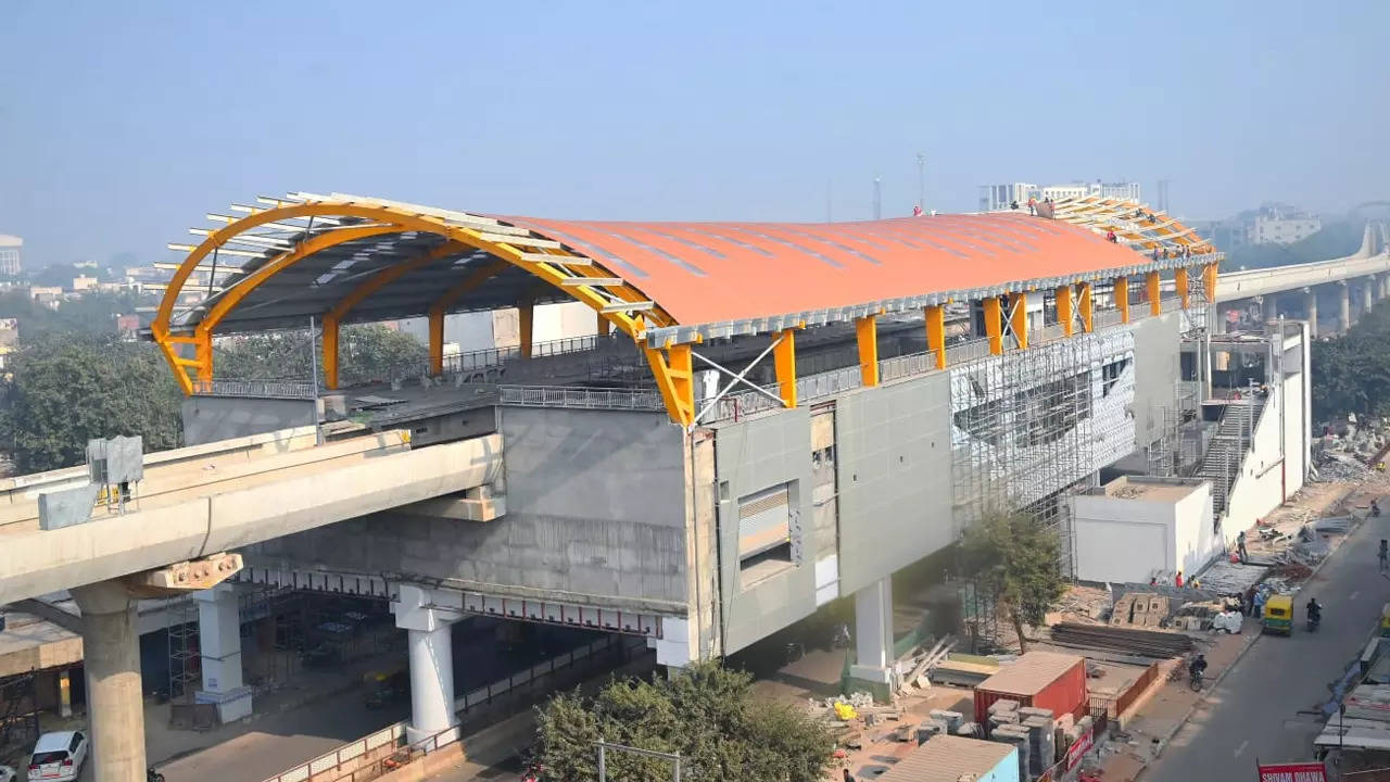 Agra Metro: नए साल में ताजनगरी को मिलेगी सौगात, जानें कब आगरावासी कर सकेंगे मेट्रो की सवारी