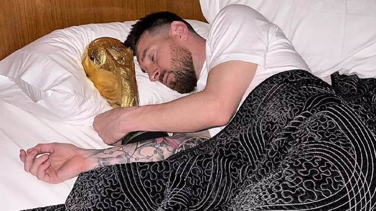 messi_trophy_sleep