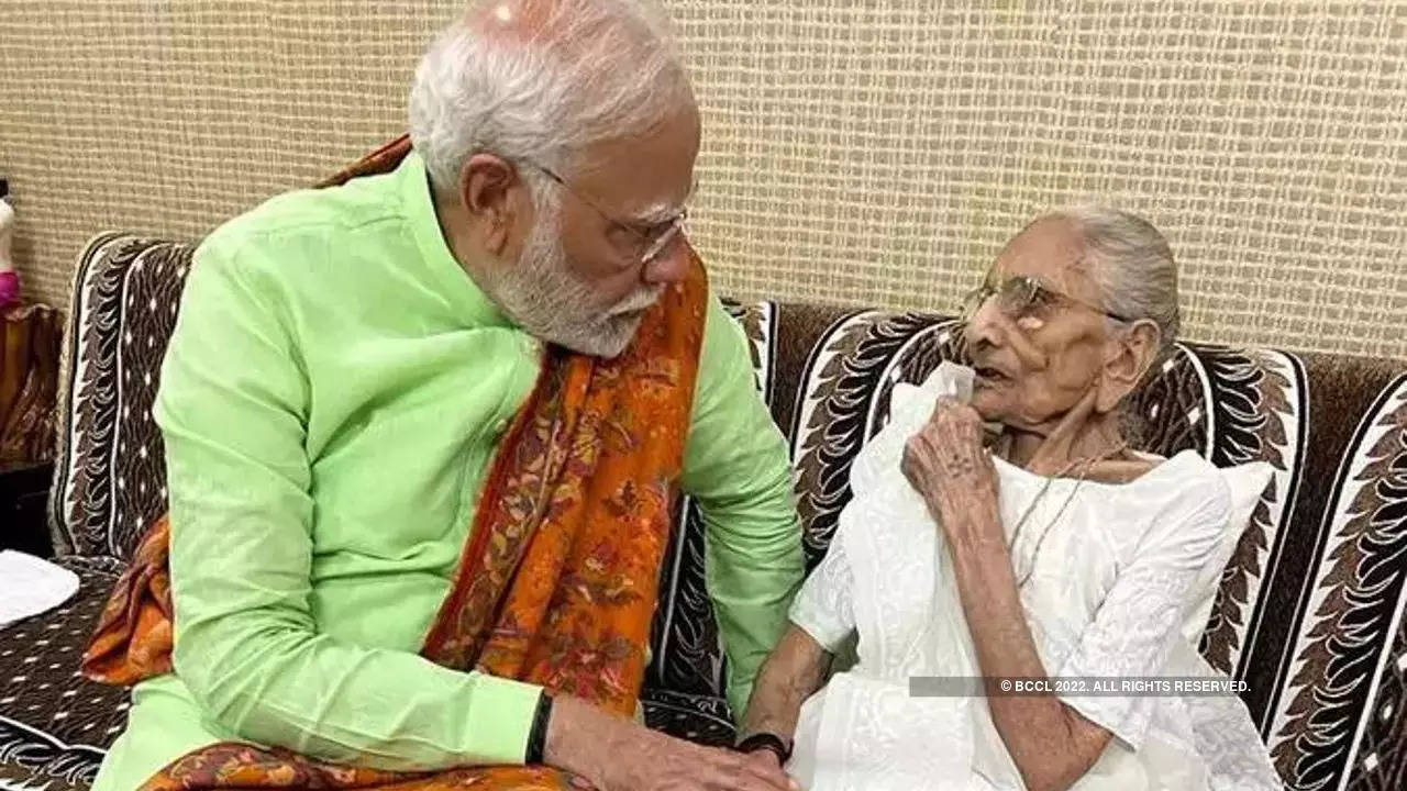 PM Modi Mother Heeraben Health Updates: अस्पताल में बीमार मां से मिले पीएम मोदी, दिग्गज नेताओं ने की जल्द स्वस्थ्य होने की कामना