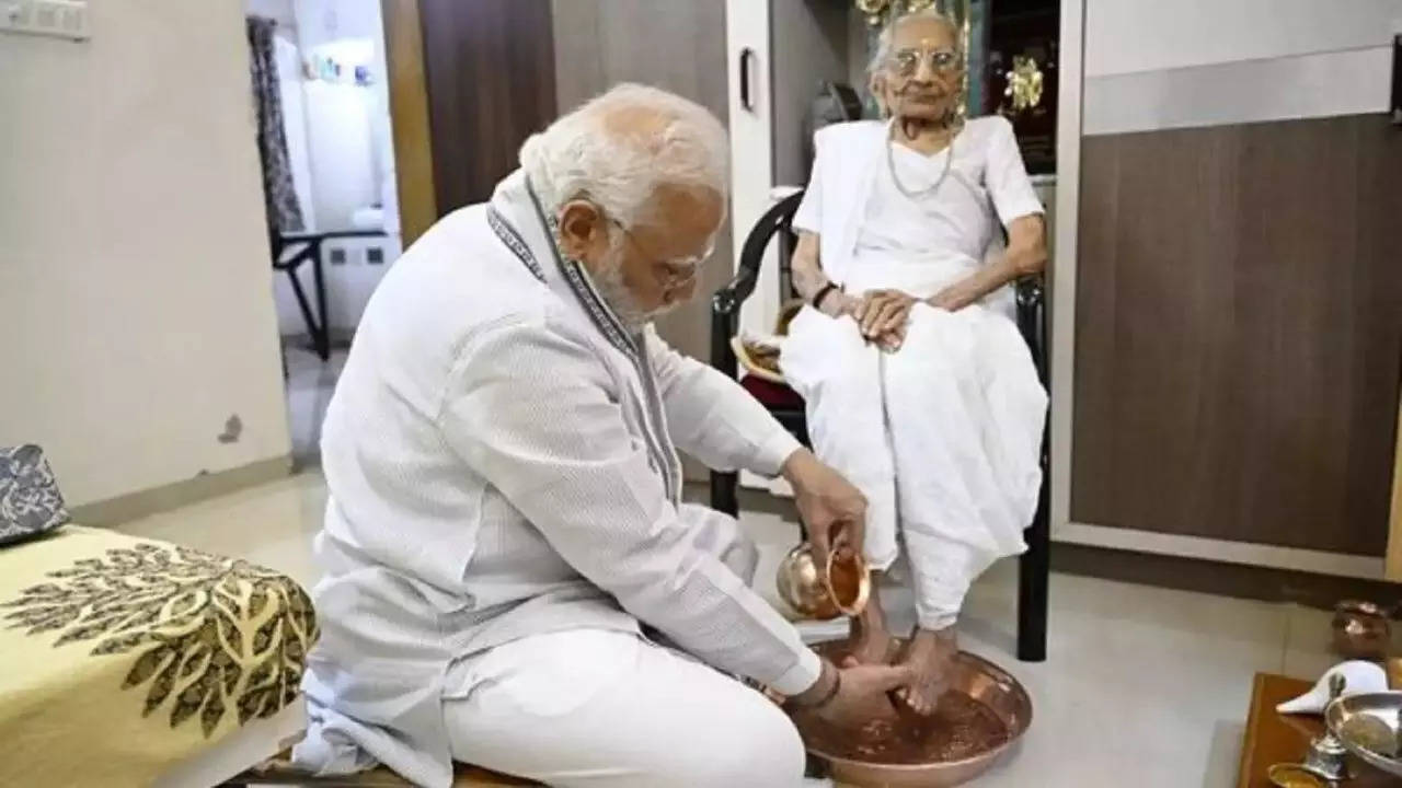 PM Modi Mother News