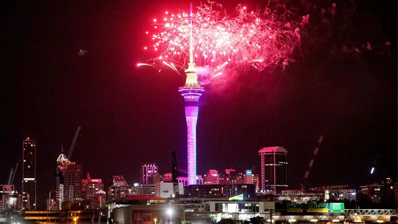 new-zealand-cheerfully-welcome-new-year-2023-amid-fireworks-light-show