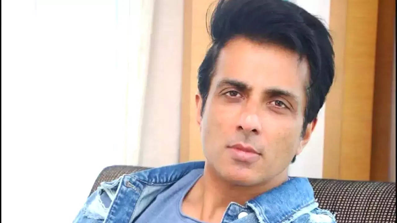 Sonu Sood traveled in train