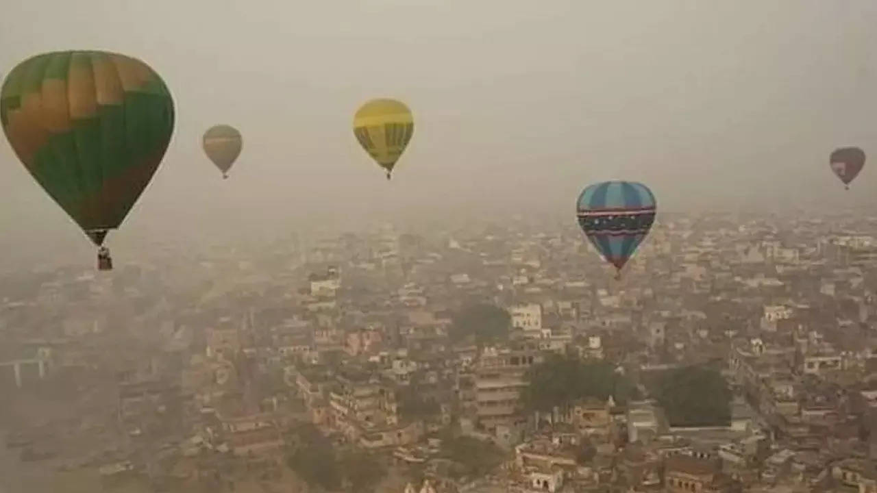 Varanasi: गंगा की लहरों से आसमां तक छाएगा मस्ती का आलम, काशी में हॉट एयर बैलून और बोट रेस का आयोजन 17 से