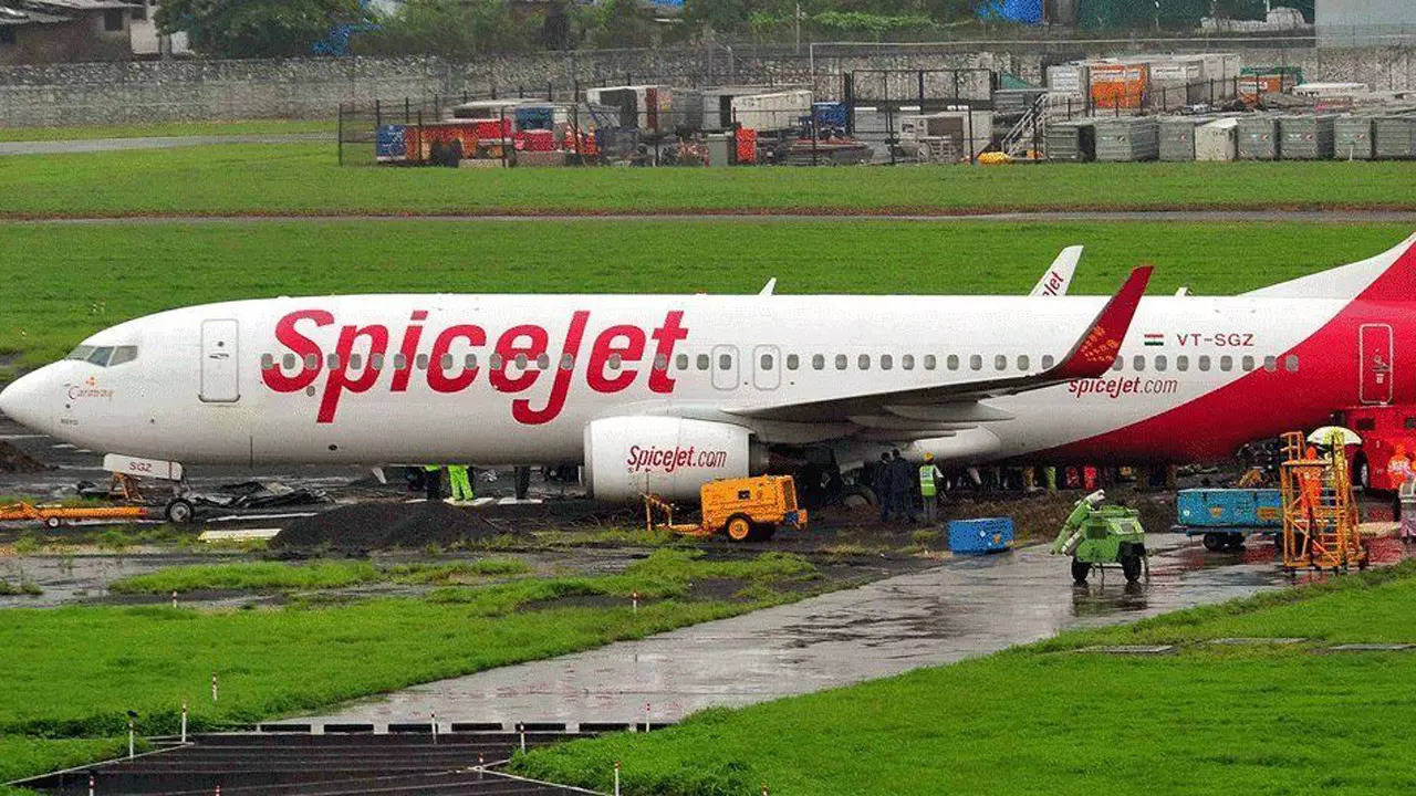 delhi pune spicejet flight