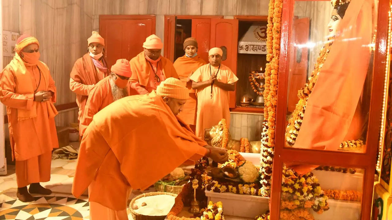 Gorakhnath Temple Khichdi Mela date: त्रेतायुग से चली आ रही है गुरु गोरखनाथ को खिचड़ी चढ़ाने की परंपरा, जानें इस बार कब है आयोजन