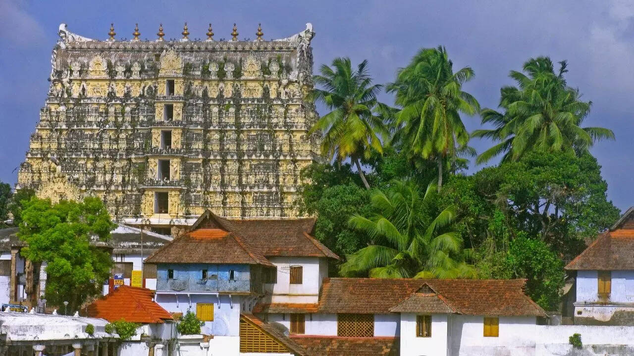 Padmanabhaswamy Temple हस्तियां तक हो जाती हैं नतमस्तक, आज तक नहीं जान