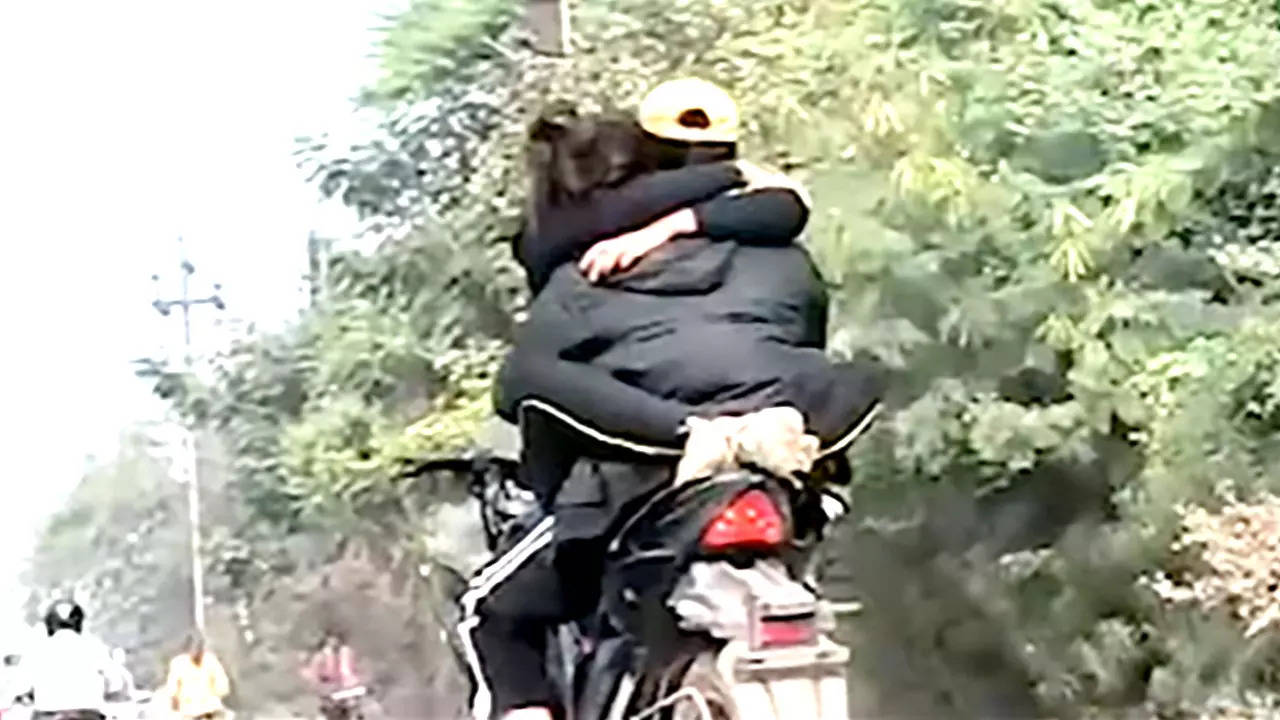 Chhattisgarh Couple romance viral video