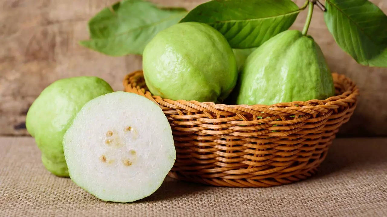 Guava for diabetes डायबिटीज में अमरूद के सेवन से ब्लड शुगर रह सकता है बैलेंस