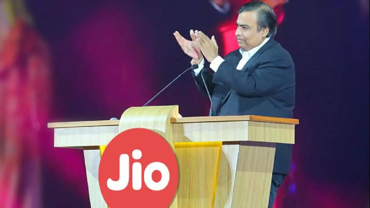 Mukesh Ambani Jio Fiber customer