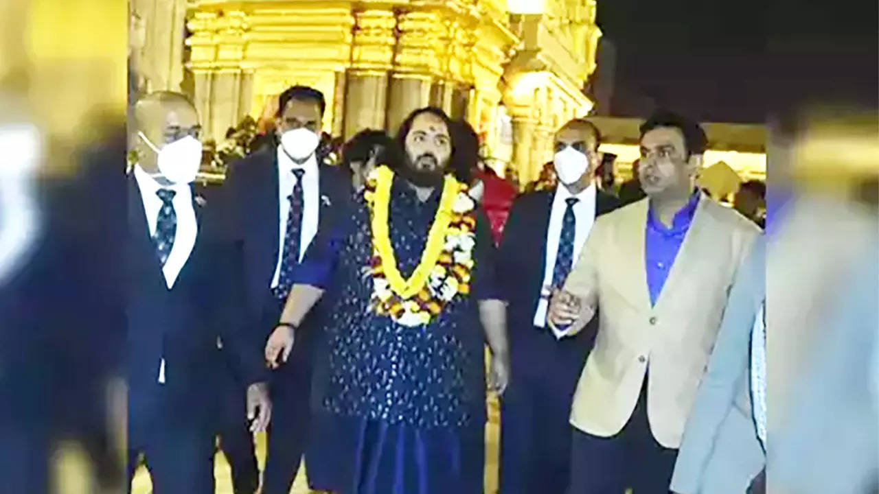 Anant Ambani in Shri Kashi Vishwanath Temple Varanasi