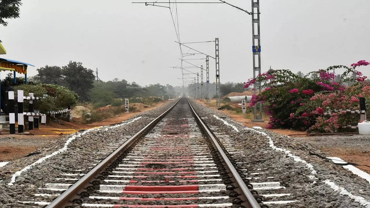 lucknow railway track