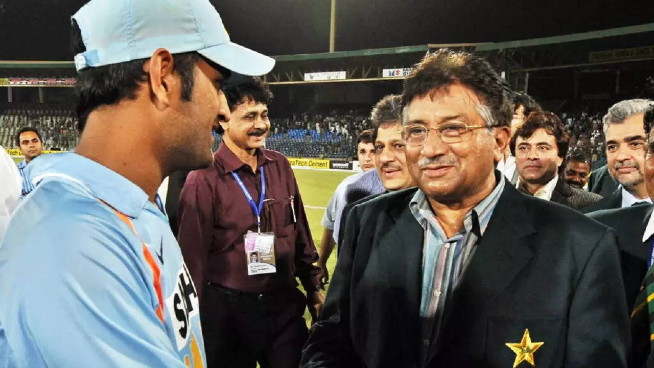 Pervez Musharraf with ms dhoni.