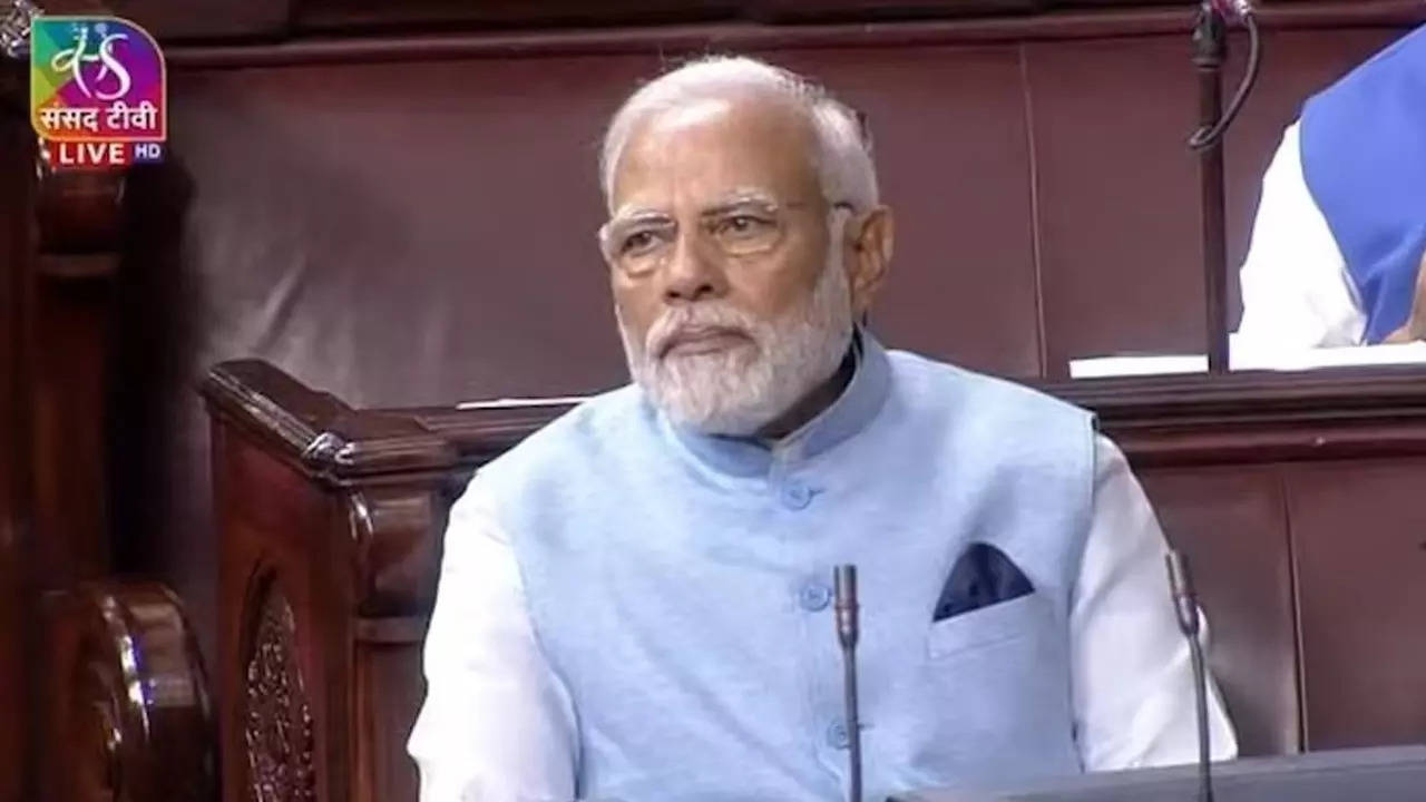 PM Narendra Modi Jacket: प्लास्टिक की बोतलों को रिसाइकल कर बनी है पीएम मोदी की ये जैकेट, जानिए इस बारे में