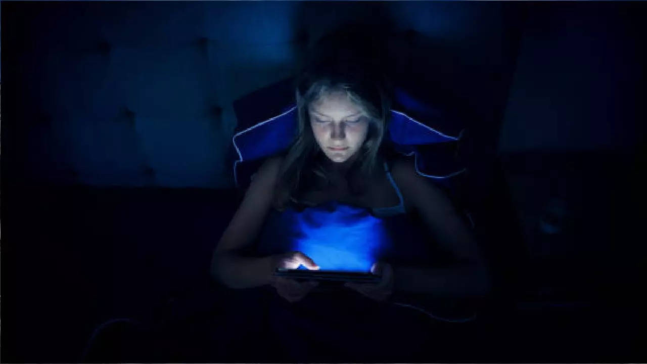 30 Year Old Woman Lost Her Eyesight Due To Excessive Usage Of Smartphone At  Dark, रात के अंधेरे में इस्तेमाल करते हैं मोबाइल तो तुरंत कर दें बंद, चली  जाएगी आंख की
