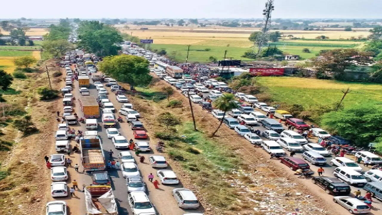 aerial view of jam on indore bhopal highway, see videoइंदौरभोपाल