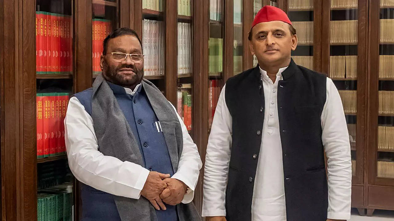 swami prashad maurya_akhilesh yadav