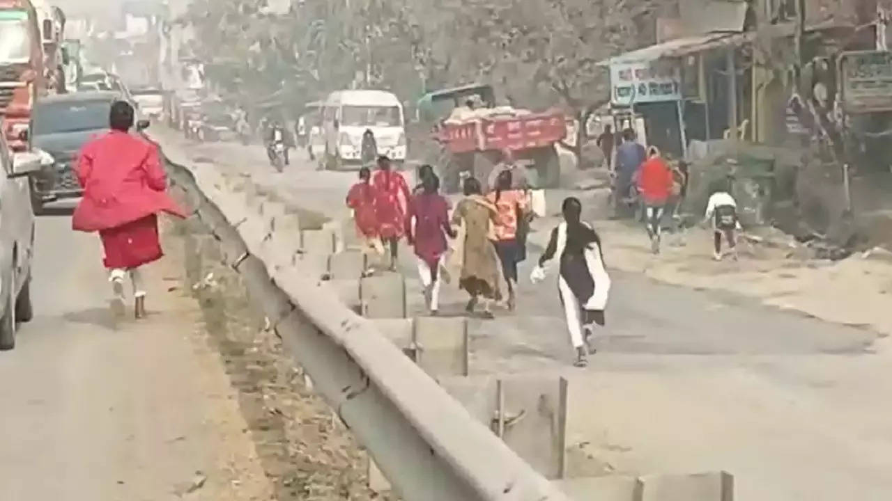 Girl student run for 2km on Highway for Bihar Board Exam