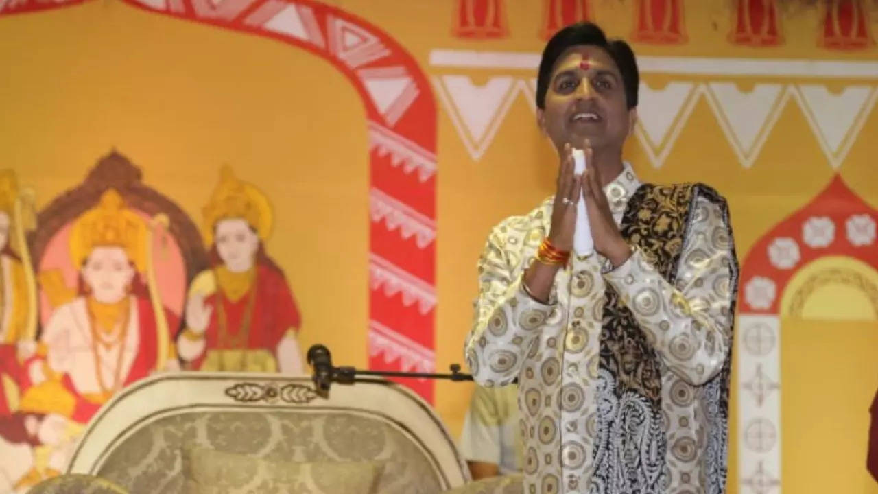 I am sorry says Hindu Poet Kumar Vishwas after RSS Left statement related Controversy in Ujjain Ramkatha - Kumar Vishwas को बवाल के बाद मांगनी पड़ी माफीः बोले- जिनने ये विघ्न संतोष