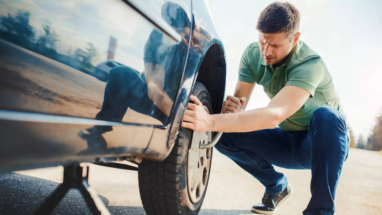 How to Fix punctured tyre: कार के टायर पंचर को 5 मिनट में करें ठीक, ये है आसान तरीका