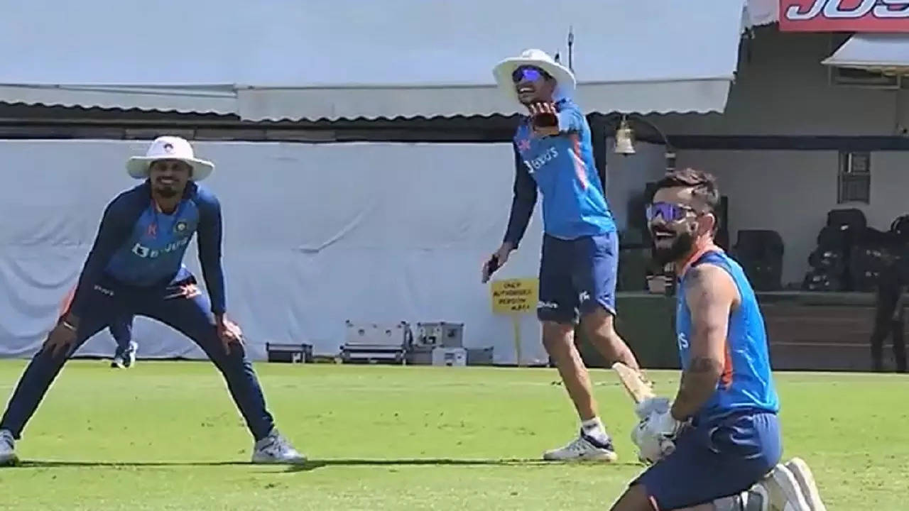 Virat Kohli gives fielding practice to team india in indore