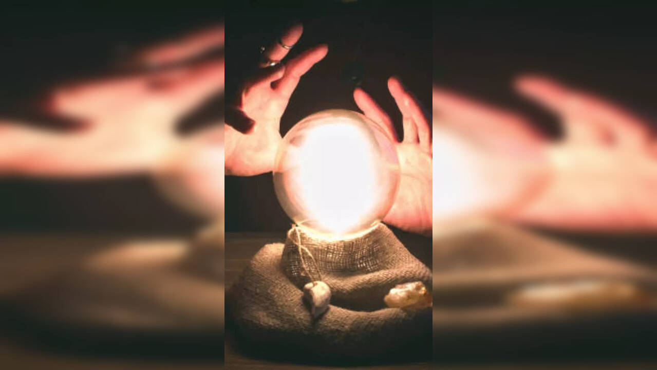 गुड लक बढ़ाती है फेंगशुई की क्रिस्टल बॉल, घर में यहां रखें