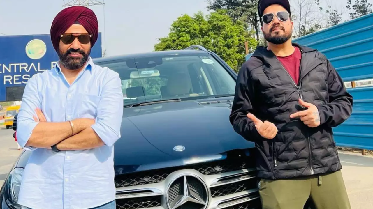 Mika Singh ने बचपन के दोस्त को गिफ्ट की Mercedes-Benz GL, लोग बोले 'ऐसा दोस्त मिल जाए...'