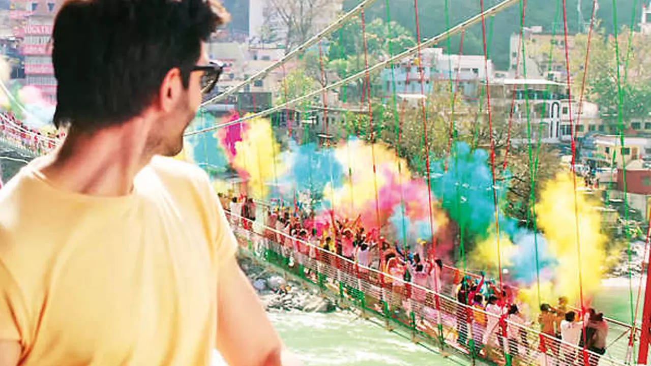 Holi in Rishikesh: ऋषिकेश में गंगा किनारे सैलानी खेलते हैं होली, 4 घंटे में आप भी पहुंच सकते हैं देवभूमि