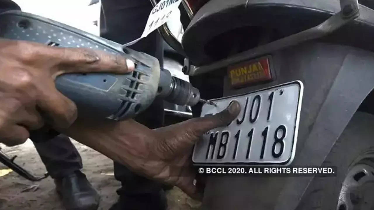 High Security Number Plate: जुर्माने से बचना है तो वाहन में लगवाएं हाई सिक्योरिटी नंबर प्लेट, ऐसे करें अप्लाई