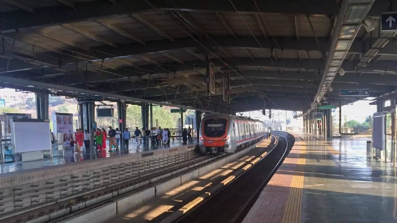 Women employee staff at Akurli and Eksar metro stations (file photo)