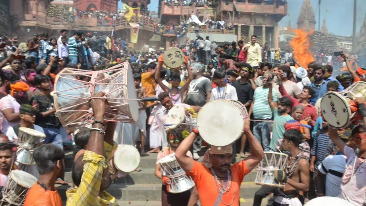 Masan Holi: काशी में शिव भक्तों ने खेली चिता भस्म की होली, गूंजता रहा गीत 'खेले मसाने में दिगम्बर होली'