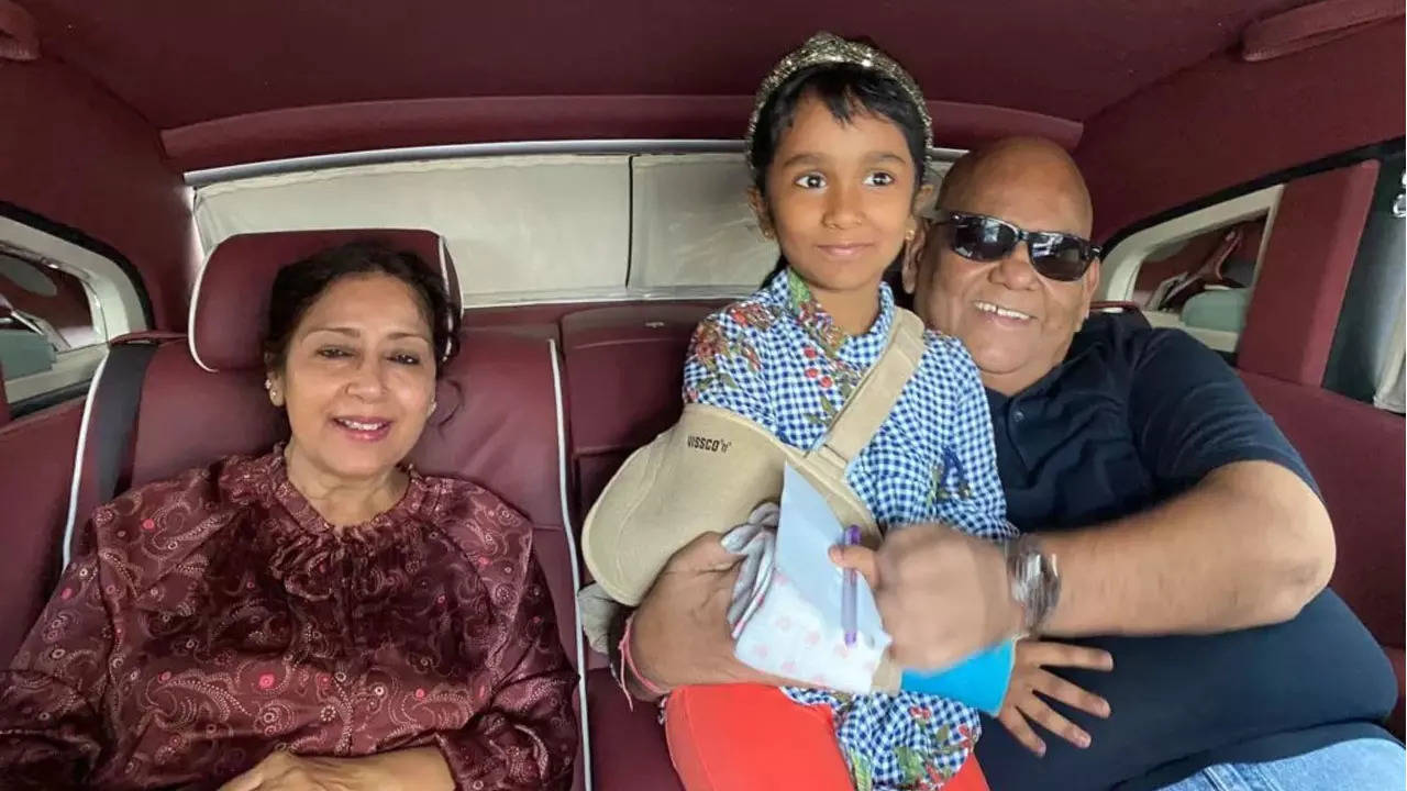 satish kaushik family