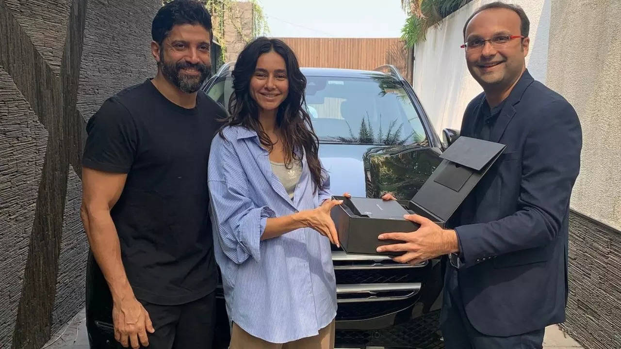 Farhan Akhtar Shibani Dandekar New Mercedes Benz GLE LWB