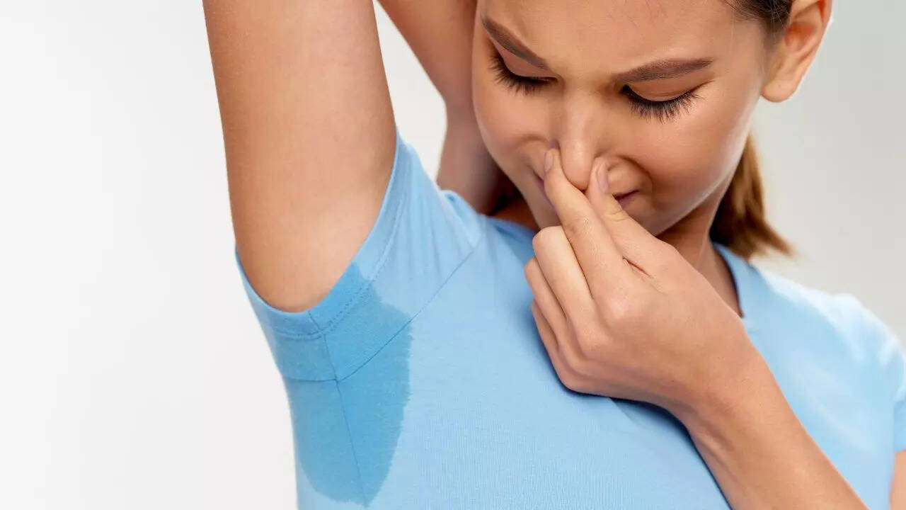 Causes and treatment of smelly armpits in hindiSmelly underarms