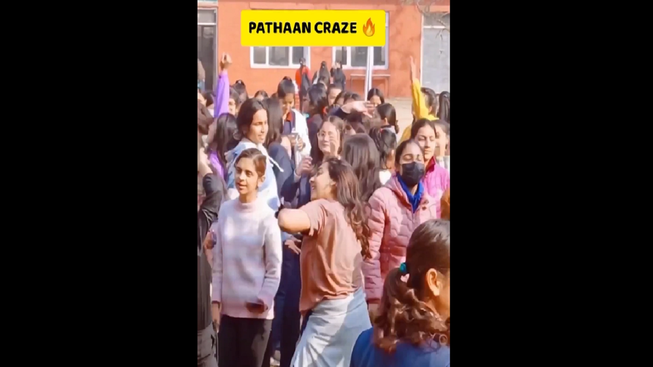 girls dancing on jhoome jo pathan