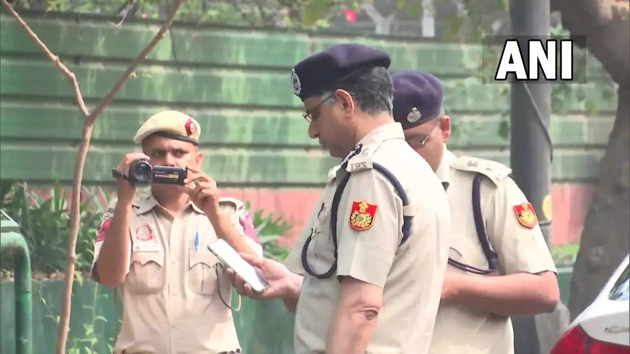 delhi police rahul gandhi residence