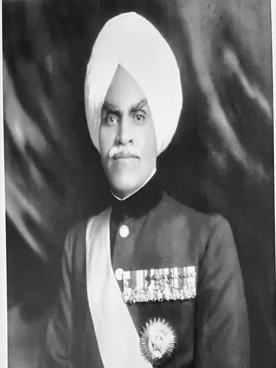 Maharaja Of Kapurthala Jagatjit Singh Dressed His Queen Rani Kanari