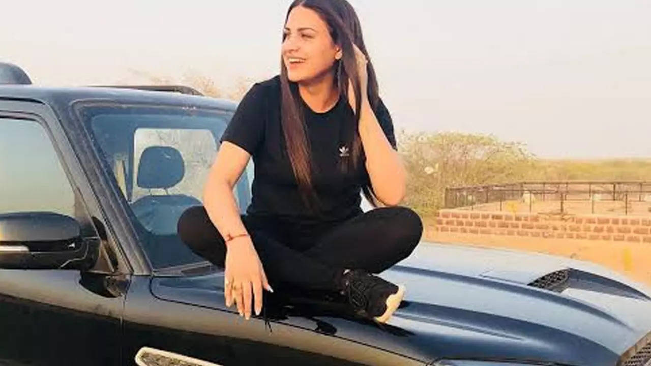 himanshi khurana car