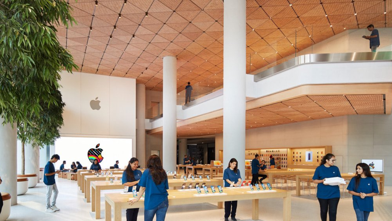 Apple BKC Saket Retail Store Employees Salary Degree