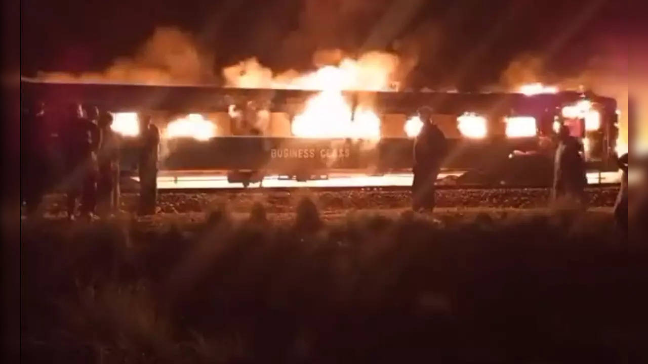 fire in karachi express, fire in pakistani train, burning train